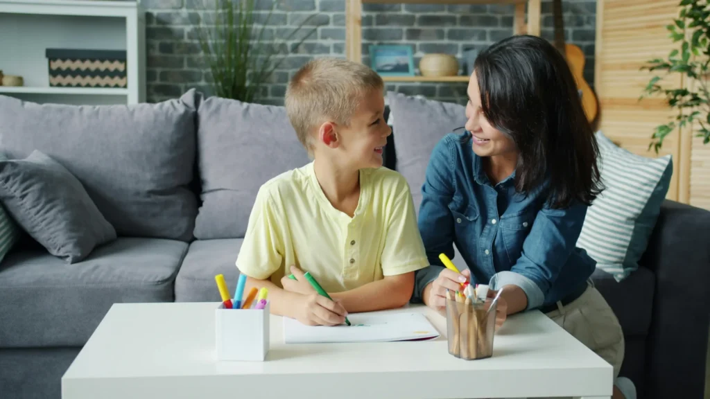 Parent accompagnant un enfant dans ses apprentissages.
