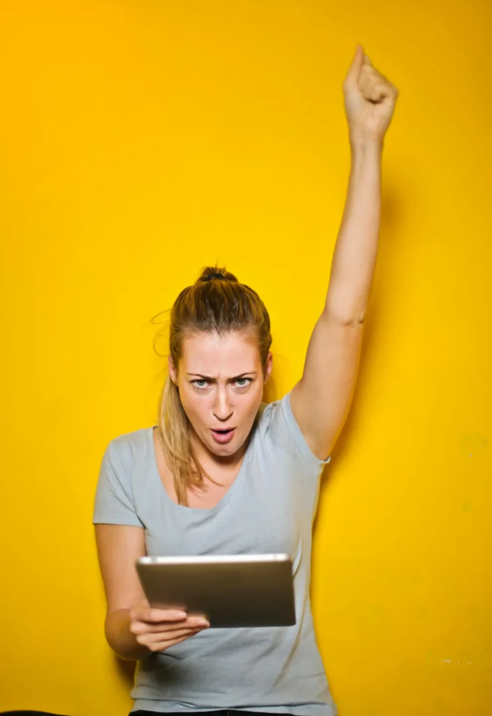 Femme levant le bras illustrant la motivation et la réussite.