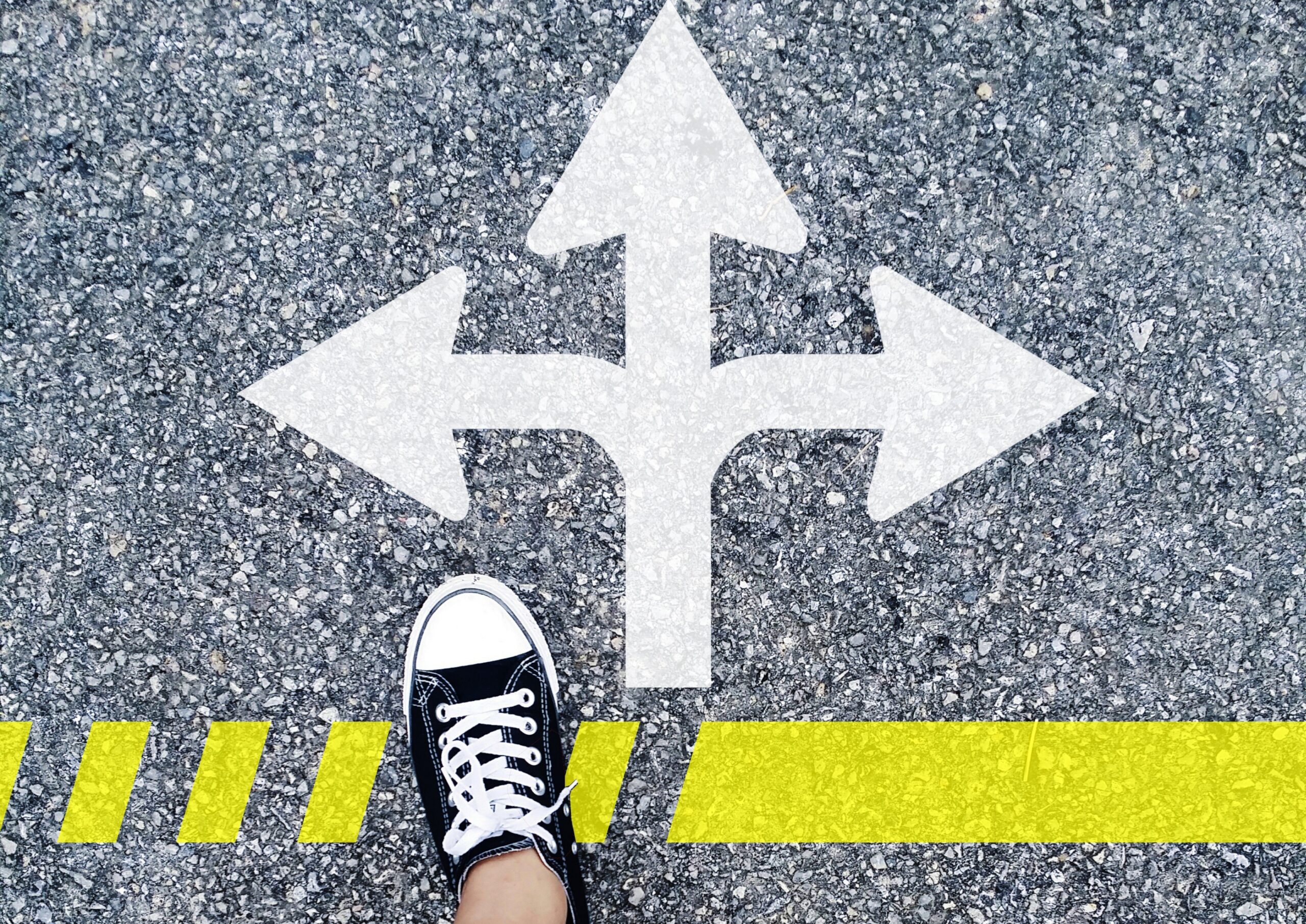Carrefour symbolisant les différentes directions à prendre dans le parcours scolaire et professionnel.