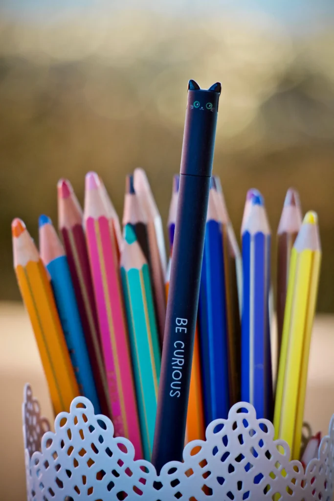 Crayons de couleur représentant l’apprentissage, le développement et la curiosité.