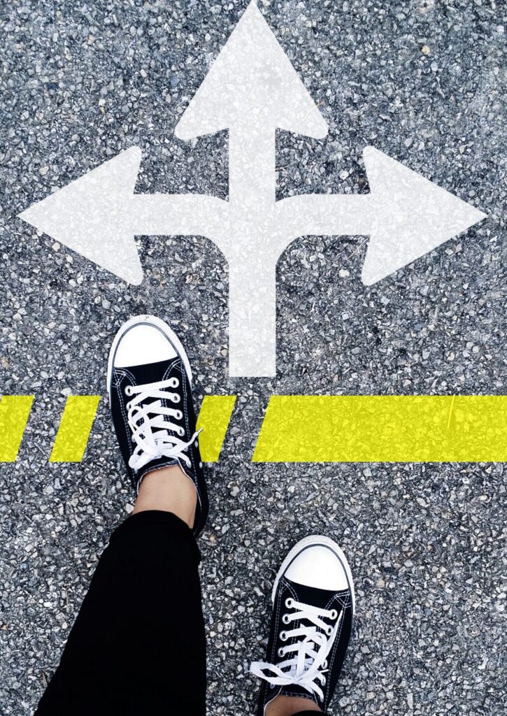 Choix de direction illustrant le coaching d'orientation professionnelle et personnelle.