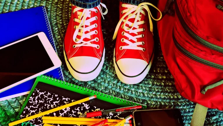 Affaires scolaires d’enfant au sol illustrant une difficulté de concentration et d’organisation.