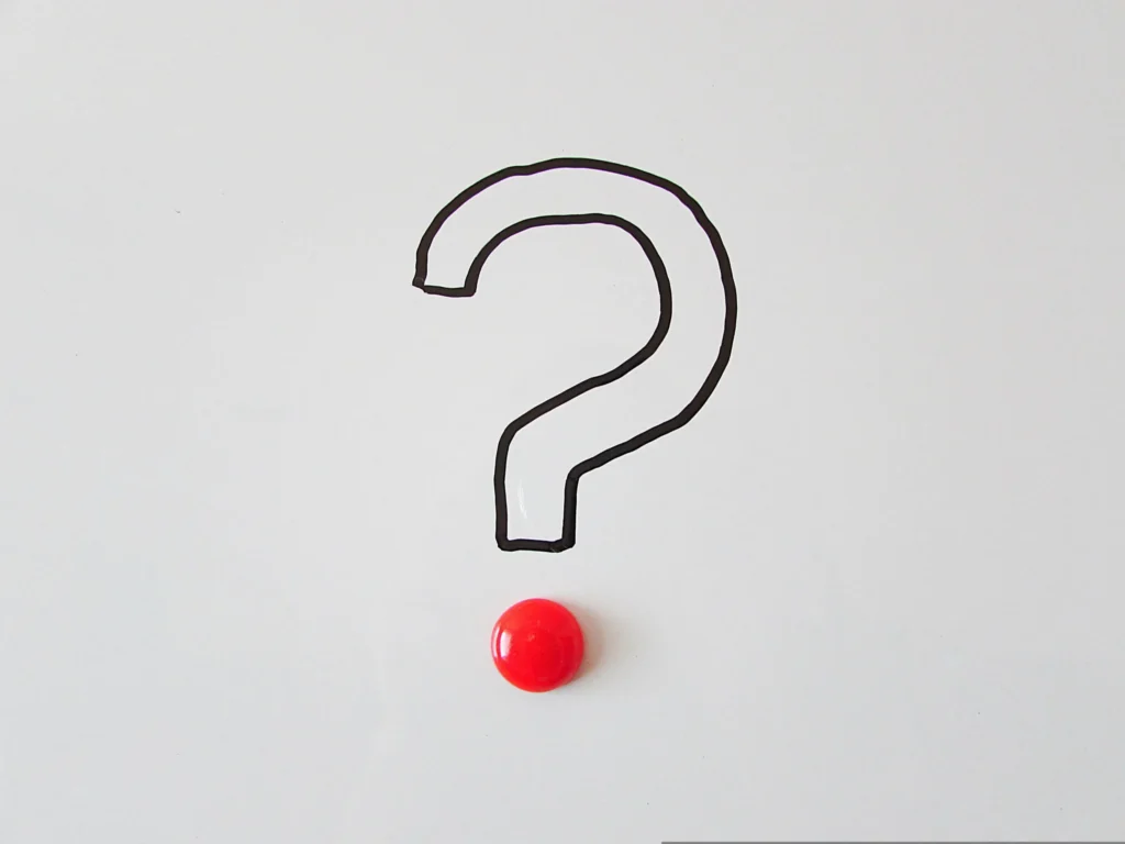 Symbole d'un point d'interrogation sur un tableau, représentant les questionnements et les défis des parents dans leur rôle éducatif.